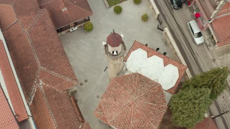 Landschaft-Von-Muslimen,-Die-Aus-Der-Moschee-In-Der-Innenstadt-Von-Novi-Pazar,-Serbien,-Aussteigen