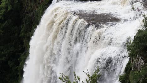 Ein-Verlangsamter-Tilt-Shot,-Der-Dem-Wasserfluss-Entlang-Der-Lissabonner-Wasserfälle-In-Grasskop,-Südafrika,-Folgt