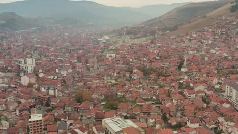 Häuser-Und-Gebäude-Mit-Roten-Dächern-In-Der-Stadt-Novi-Pazar,-Distrikt-Raska-In-Serbien