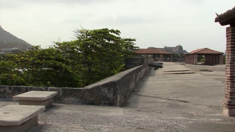 Herauszoomen-Aus-Den-Kanonen-Des-Castillo-De-San-Felipe-De-Barajas,-Cartagena,-Kolumbien