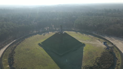 Antenne-Der-Austerlitz-Pyramide-In-Den-Niederlanden-An-Einem-Sonnigen-Tag---Rückwärts-Fliegende-Drohne