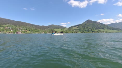 Lago-Schliersee-En-Baviera-Munich-Este-Hermoso-Lago-Fue-Grabado-Usando-Dji-Osmo-Action-En-4k-Verano-2020-Siguiendo-El-Barco-Desde-La-Vista-Lateral