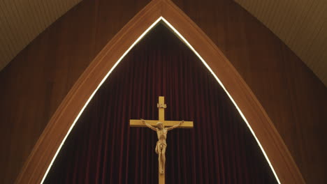 Cruz-De-Jesucristo-Dentro-De-La-Iglesia---Fe,-Religión-Y-Oración