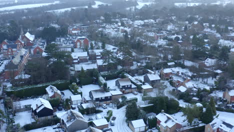 Drohnen-Luftaufnahmen-Von-Häusern-In-England-An-Einem-Verschneiten-Morgen-Mit-Schneebedeckten-Dächern-Und-Schnee-Auf-Den-Straßen,-In-Der-Englischen-Stadt