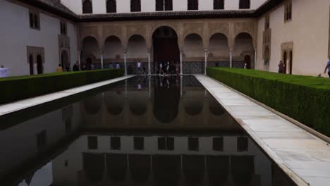 Alhambra-Innenhof-Reflektierendes-Pool-Gebäude-Offenbaren