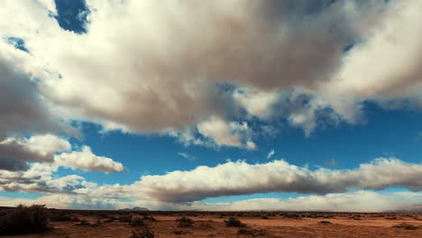 Se-Forman-Nubes-De-Lluvia-Pero-Nunca-Apagan-La-Sed-Del-Desierto-De-Mojave---Lapso-De-Tiempo-De-Cloudscape