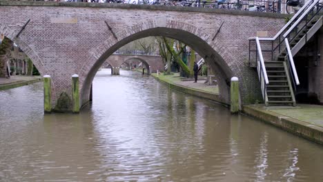 Imágenes-De-Avance-Rápido-De-Lapso-De-Tiempo-De-Un-Barco-De-Canal-Que-Navega-Bajo-Puentes-Panorámicos-En-Utrecht,-Países-Bajos