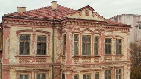 Verlassenes-Altes-Stadtgebäude-In-Novi-Pazar-Serbien,-Luftaufnahme-über-Stadt