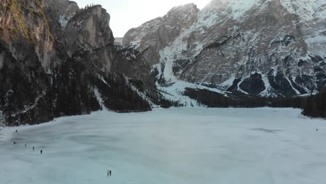 Langsame-Aufwärtsneigung-Einer-Winterlandschaft-über-Den-Zugefrorenen-Pragser-Wildsee-In-Den-Italienischen-Dolomiten