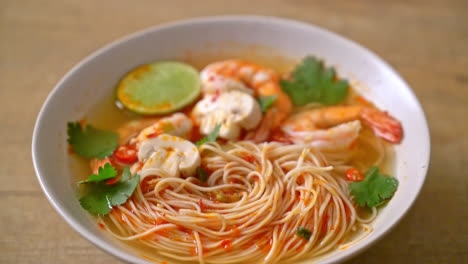 Nudeln-Mit-Würziger-Suppe-Und-Garnelen-In-Weißer-Schüssel---Asiatischer-Essensstil