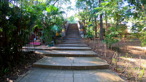 Antiguo-Escalón-En-Wat-Umong-En-Chiangmai,-Tailandia