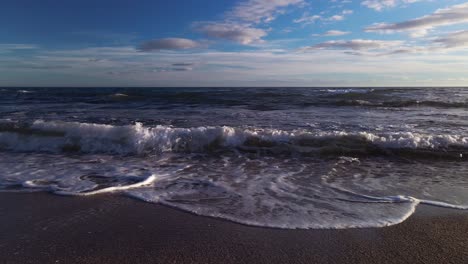 Calm-ocean-waves-at-the-beach