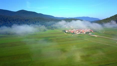 Sommeransicht-Von-Der-Fliegenden-Drohne-Der-Landschaft-Von-Cerknica-In-Slowenien