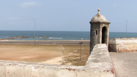 Das-Meer-Und-Der-Wachturm-Der-Festung-Castillo-De-San-Felipe-De-Barajas,-Cartagena,-Kolumbien