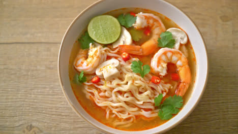 Instant-Nudeln-Ramen-In-Scharfer-Suppe-Mit-Garnelen---Asiatische-Küche