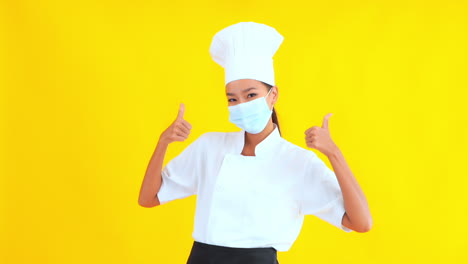 Mujer-Asiática-Chef-Con-Máscara-Protectora-Pulgares-Arriba