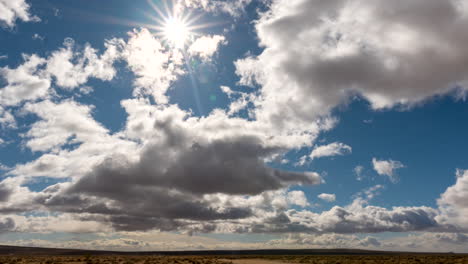Die-Sonne-Scheint-In-Diesem-Dramatischen-Wolkengebilde-Zeitraffer-über-Der-Mojave-Wüstenlandschaft-Durch-Den-Bewölkten-Himmel