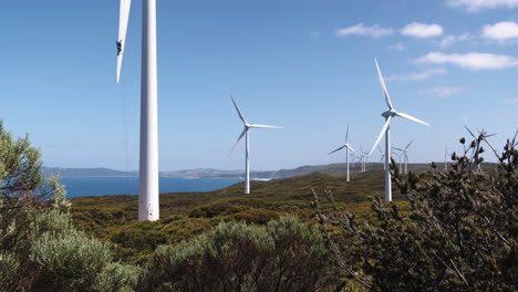 Die-Spur-Links-Zeigt-Einen-Windpark-Entlang-Der-Küste-Westaustraliens