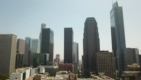 Absteigende-Luftaufnahme-Der-Skyline-Von-Los-Angeles,-Kalifornien