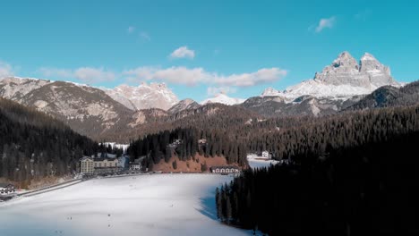 Langsamer-Luftschwenk-über-Den-Misurina-See-Und-Die-Schneebedeckten-Drei-Lavaredo-Gipfel-In-Italien