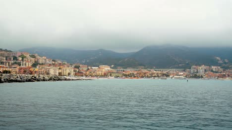 Panorama-Des-Hafens-Von-Varazze-An-Einem-Bewölkten-Tag,-Hintergrund-Stadt-Varazze,-Ligurien-Italien