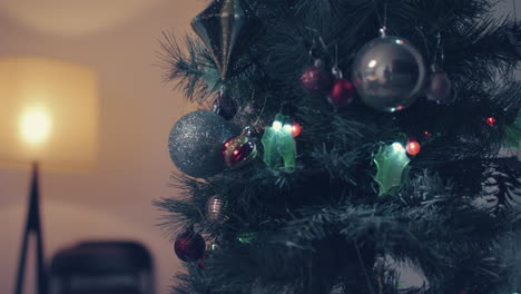 Weihnachtsbaum-Mit-Ornamenten-In-Einem-Haus