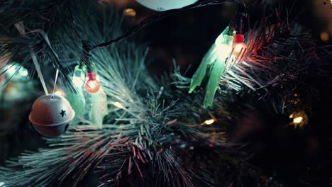 árbol-De-Navidad-Decorado-Con-Luces-Navideñas-Y-Adornos-En-La-Noche