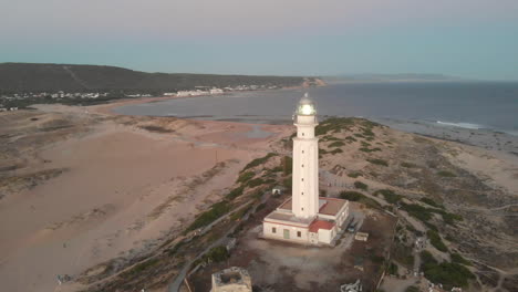 Luftaufnahme-Des-Leuchtturms-Von-Cape-Trafalgar-Bei-Sonnenuntergang