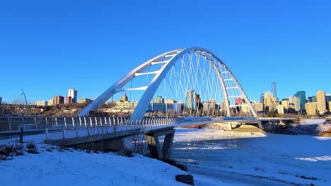 Atemberaubende-Dämmerungsschleife-Zeitraffer-Sonnenuntergang-Postmoderne-Walter-Dale-Brücke-Winter-Sonnig-Gefroren-North-Saskatchewan-River-Person-überqueren-Überführung-An-Einem-Klaren-Blauen-Himmel-Sonniger-Tag-In-Edmonton-Kanada-3-4