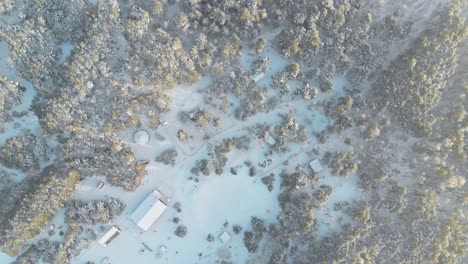 Luftaufnahme-Eines-Norwegischen-Verlorenen-Dorfes-In-Einem-Schneebedeckten-Wald