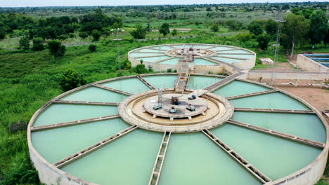 Grüne-Mit-Wasser-Gefüllte-Tanks-Am-Ajiwa-Staudamm-Im-Bundesstaat-Katsina-In-Nigeria---Luftbildschwenk