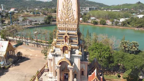 Torre-De-La-Pagoda-De-Wat-Chalong-En-El-Distrito-De-Mueang,-En-Phuket,-Tailandia---Plano-Medio-De-La-órbita-De-Seguimiento-Aéreo