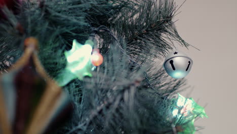 Weihnachtskugel,-Ornamente-Und-Lichter,-Die-An-Einer-Künstlichen-Kiefer-Aufgehängt-Sind
