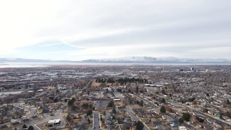 Luft-Nach-Vorn-über-Provo-City-In-Utah-Mit-Schneebedeckten-Bergen-Im-Hintergrund