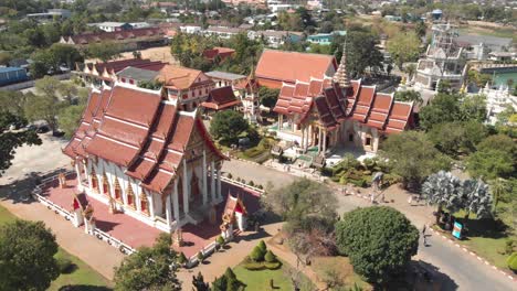 Vista-Aérea-De-La-Encuesta-De-Los-Terrenos-Y-Santuarios-Del-Templo-De-Chalong-En-Phuket,-Tailandia---Toma-Panorámica-Aérea-De-ángulo-Bajo
