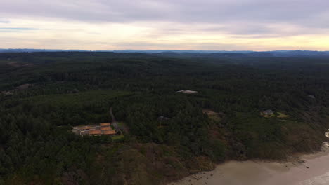 Drohne-Enthüllen-Aufnahme-Eines-Ruhigen-Strandes-Am-Erholungsgebiet-Sieben-Teufel-In-Bandon,-Oregon-Bei-Sonnenuntergang