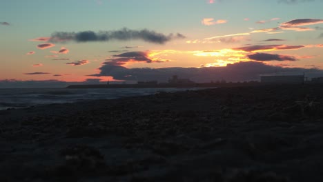 Glatter-Strandzeitraffer-Nach-Sonnenuntergang