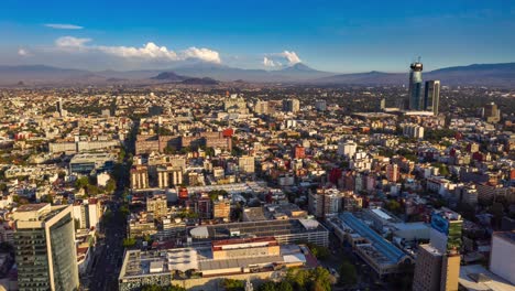 épico-Paisaje-Urbano-Aéreo-De-La-Ciudad-De-México-Con-Volcanes-Echando-Humo-En-El-Fondo
