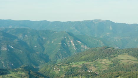 Langsame-Luftüberführung-Des-Radocelo-Berges-In-Serbien-An-Einem-Hellen-Tag