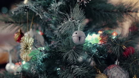 Bereifter-Weihnachtsbaum-Mit-Glitzernden-Hängenden-Ornamenten---Nahaufnahme,-Schwenk-Nach-Rechts
