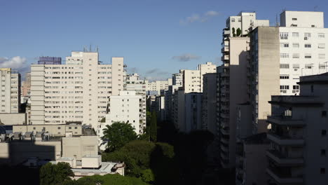 Drohnen-Luftaufnahme-Des-Stadtbilds-Einer-Großen-Metropole,-Die-Durch-Große-Gebäude-In-Sao-Paulo-City,-Brasilien,-Führt,-Dolly-Herein-Und-Kran-Hoch,-Kamera-Geht-Hoch-Und-Enthüllt-Die-Stadt-Im-Stadtteil-Higienopolis