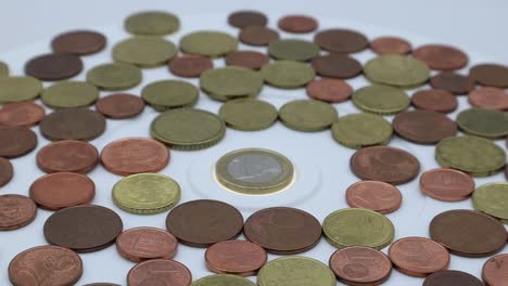 Monedas-De-Euro-En-Pantalla-Giratoria-Aislado-Sobre-Fondo-Blanco.