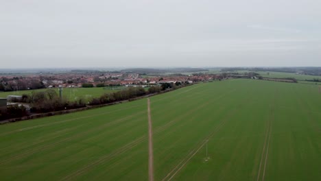 Drohnenaufnahmen-Eines-öffentlichen-Fußwegs,-Der-Durch-Eine-Grüne-Wiese-In-Aylesham-In-Kent-Führt