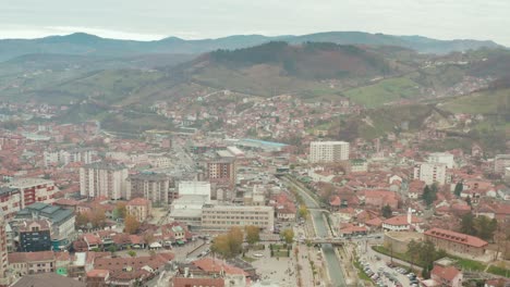 Vista-Panorámica-De-La-Ciudad-De-Novi-Pazar-En-El-Distrito-De-Raška,-Serbia-Durante-El-Día---Toma-Aérea-De-Drones