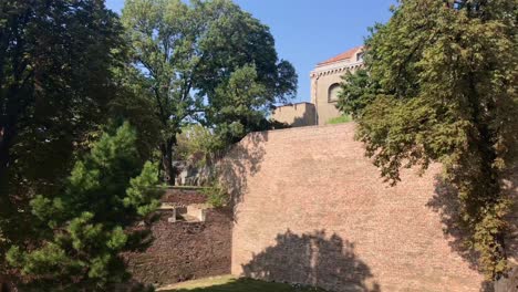 Malerischer-Blick-Von-Unten-Auf-Die-Mittelalterliche-Belgrader-Festung-In-4k-An-Heißen-Sommertagen