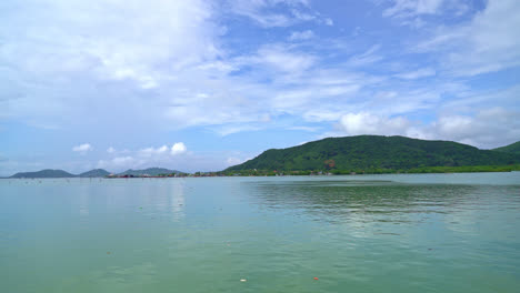 Vista-A-La-Bahía-Con-Cielo-Azul-En-Songkla-Tailandia