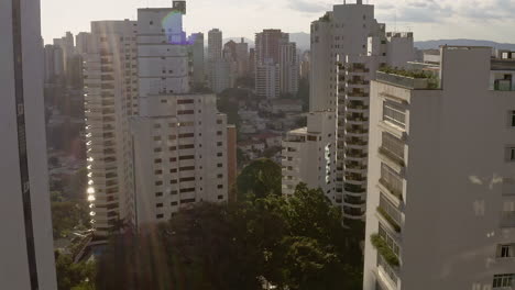Drohnenaufnahme-Aus-Der-Luft-Des-Stadtbildes-Einer-Großen-Metropole,-Die-Durch-Große-Gebäude-In-Sao-Paulo-City,-Brasilien,-Dolly-In-Führt