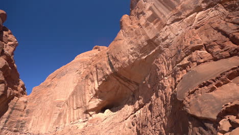 Steile-Orangefarbene-Sandsteinfelsen-Im-Arches-nationalpark,-Utah-Usa-An-Einem-Sonnigen-Wintertag,-Panorama
