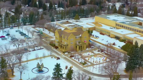 Lufthalbkreis-Im-Winter-Um-Das-Regierungsgebäude-Im-Vordergrund-Und-Im-Hintergrund-Das-Alte-Royal-Alberta-Museum,-Das-Von-Ihrer-Majestät-Königin-Elizabeth-II.-Um-Die-Glenora-Bewohner-Herum-Benannt-Wurde-5-6