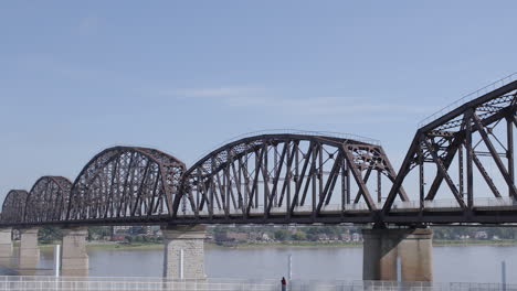 Pan-of-the-Big-Four-Bridge-in-Louisville-Kentucky-with-view-of-the-Ohio-River-and-Indiana-on-the-other-side